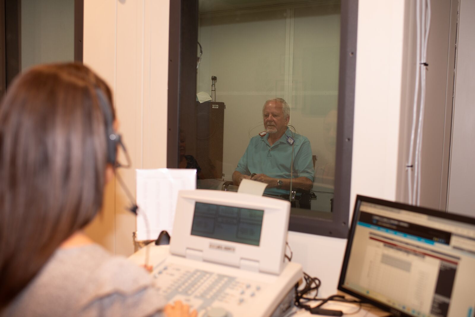 Hearing aid fitting room with professional diagnostic equipment